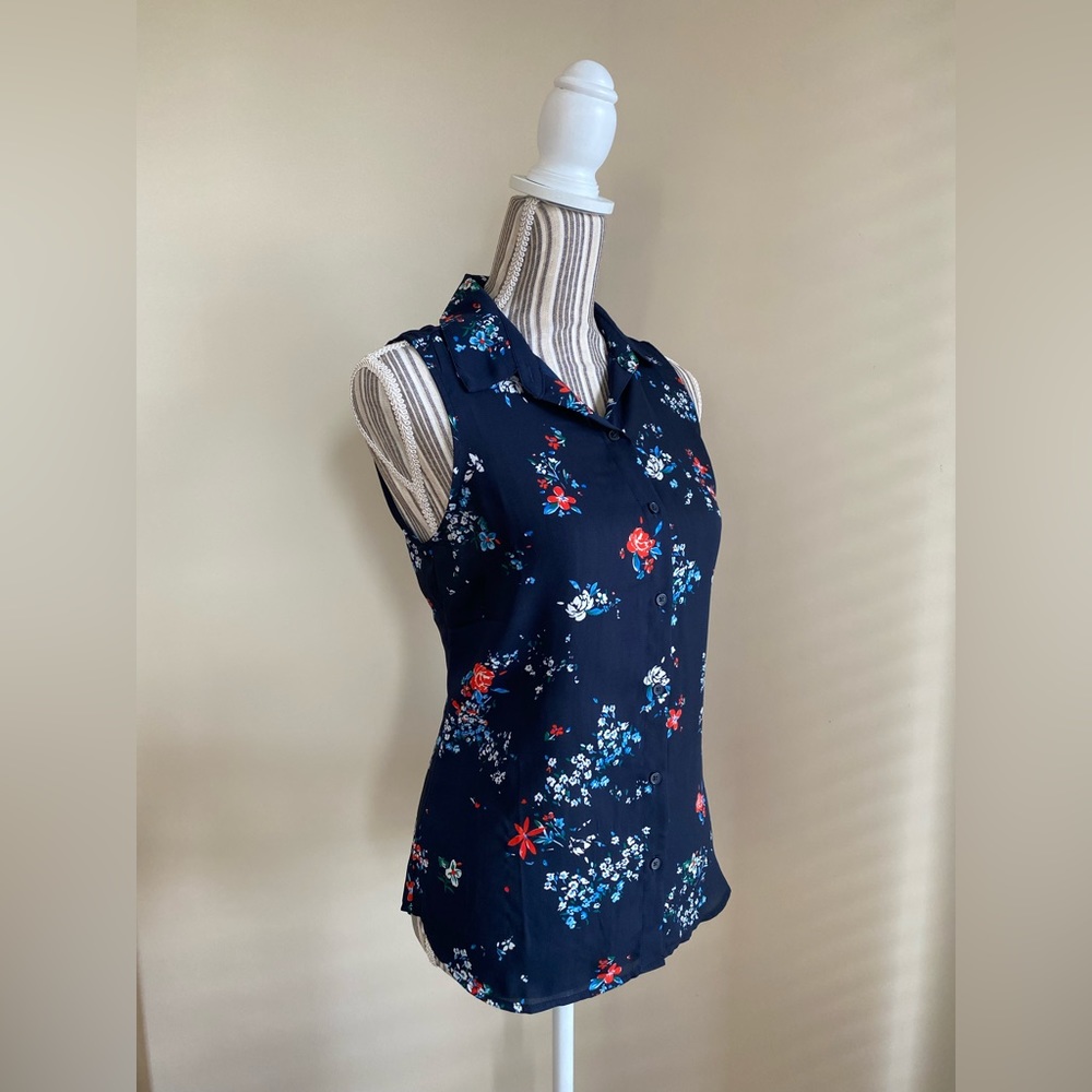 EUC! Navy and floral Banana Republic sleeveless, button down blouse.